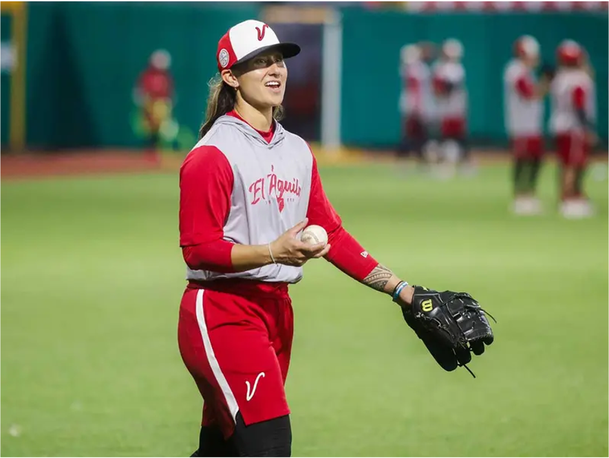 Kelsie Whitmore: la mujer que podría romper barreras en la Liga Mexicana de Beisbol