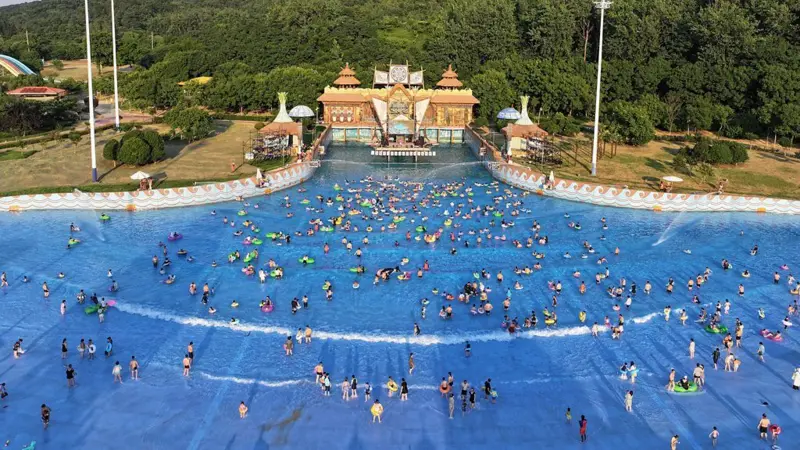 Nadar es saludable, pero esto es lo que debes saber sobre las bacterias en las piscinas
