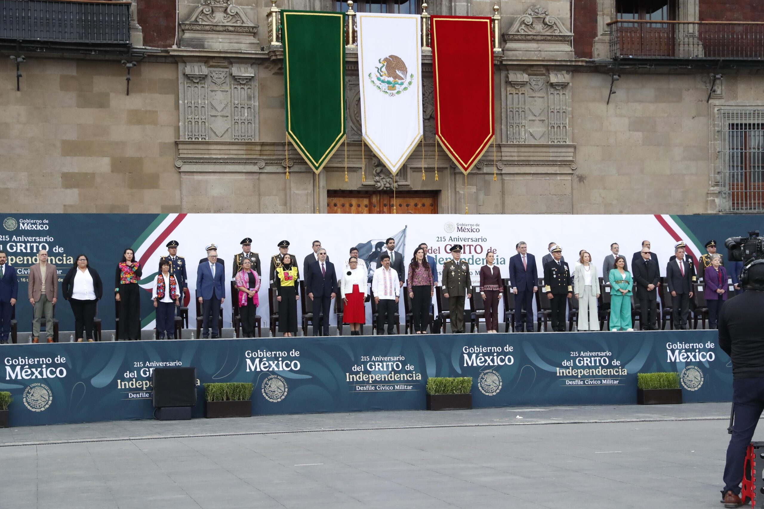 Kenia López Rabadán marca el regreso del Legislativo al Desfile Militar