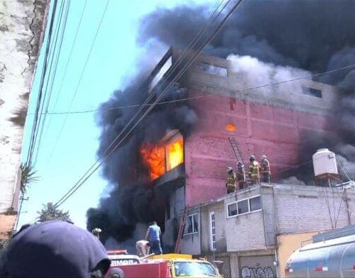 Incendio arrasa fábrica de colchones en Ecatepec; Mexicable suspende servicio